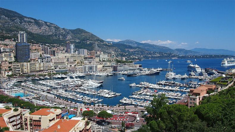 Features holiday on the French Riviera